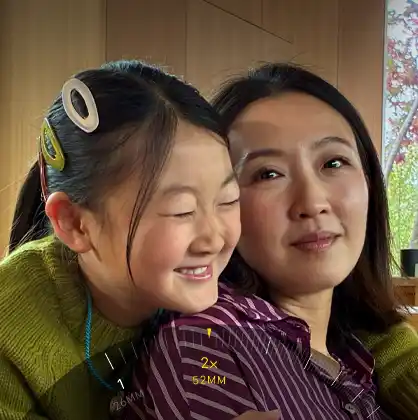 Der 2x Tele-Zoom Modus wird verwendet, um auf einen mit Bäumen und Pflanzen bedeckten Berg einzuzoomen